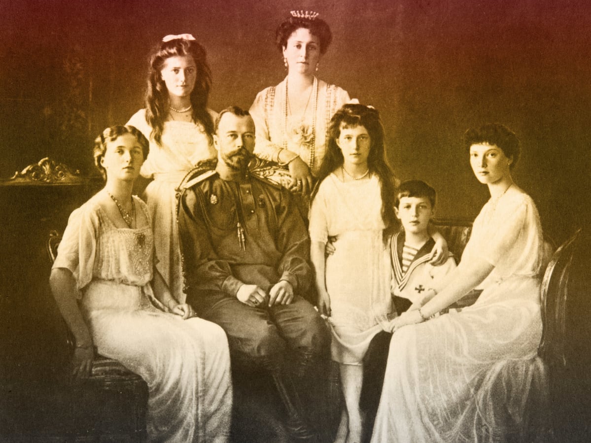 Venäjän keisari Nikolai II perheineen. Edessä vasemmalla Tatjana, Nikolai II, Anastasia, Aleksei ja Olga. Takana vasemmalta Maria Nikolaevna ja Aleksandra Feodorovna.