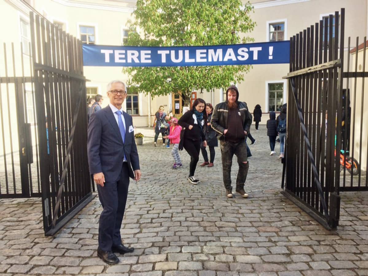 Portti, jossa tervetulotoivotus.