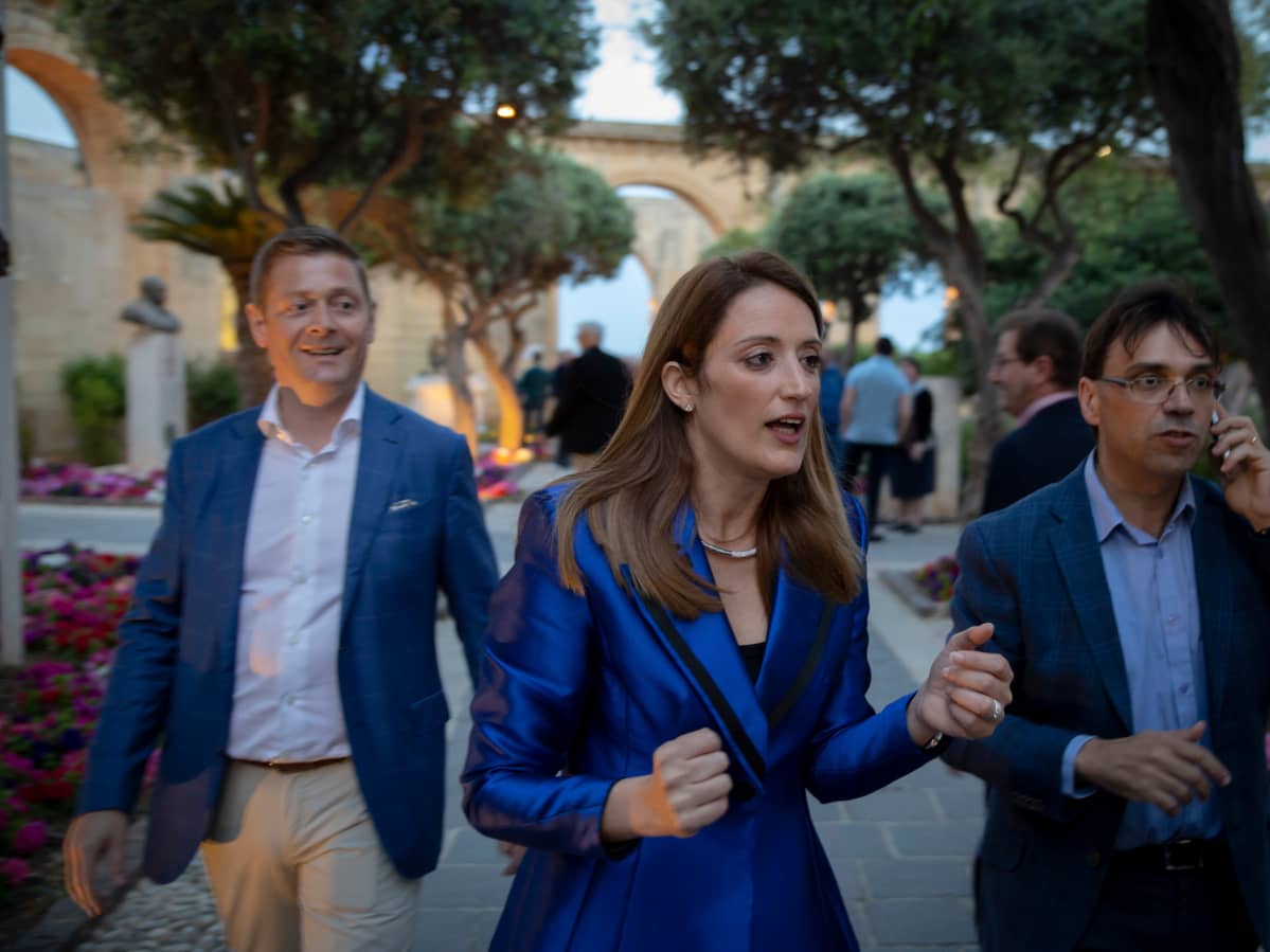 Europarlamentaarikko Roberta Metsola kampanjoi Vallettassa miehensä Ukko Metsolan (vas.) kanssa.
