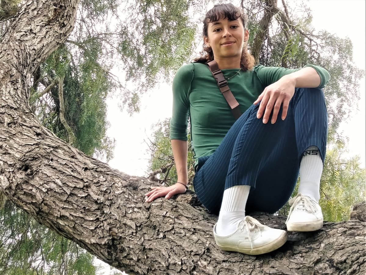 Lizzie Armanto istuu puussa