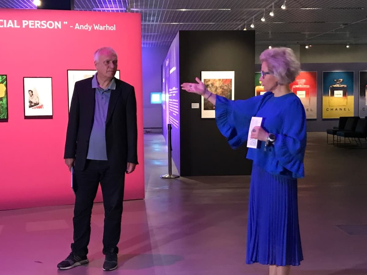 Paulina Ahokas esittelee Jürgen Döringin.