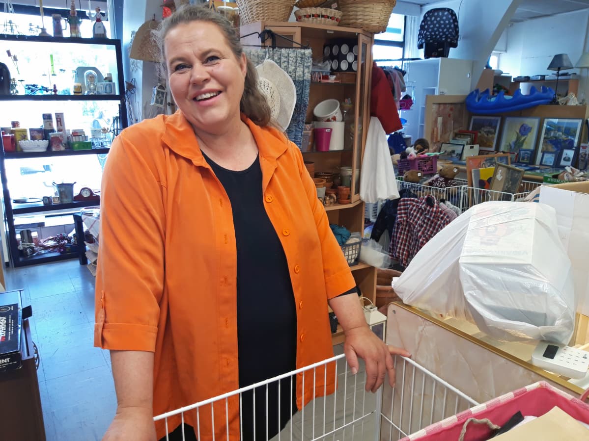 Maria Peltoniemi kirpputorillaan.
