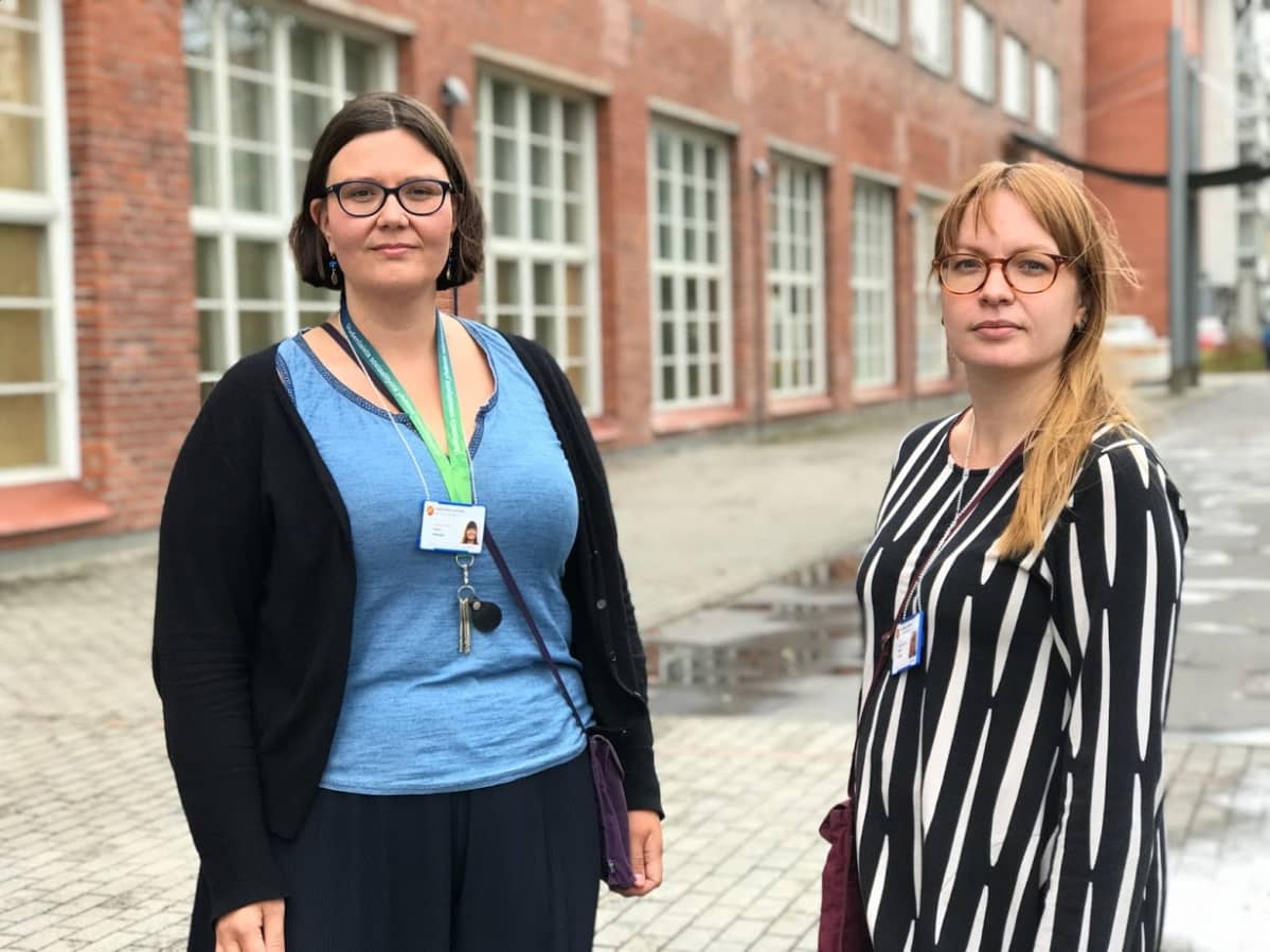 Sanna Vartio ja Minna Hautala auttavat vuokravelan kanssa painivia.