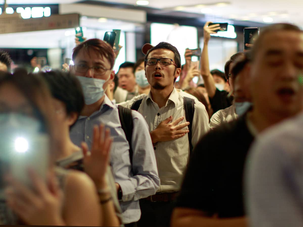Protestihymniä laulettiin joukolla International Financial Center -tornitalon ostoskeskuksessa Hongkongissa 12. syyskuuta.