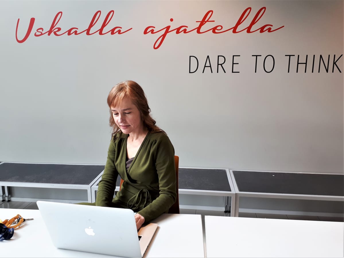 Akatemiatutkija Marika Jalovaara työskentelee tietokoneellaan.