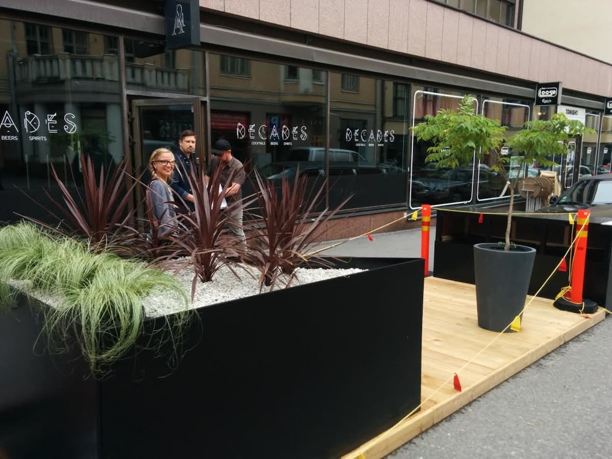 A21-ravintolan parklet Helsingissä.
