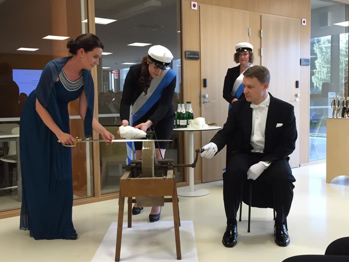 Tohtoripromovendi Maria Ekonen hioo miekkaansa.