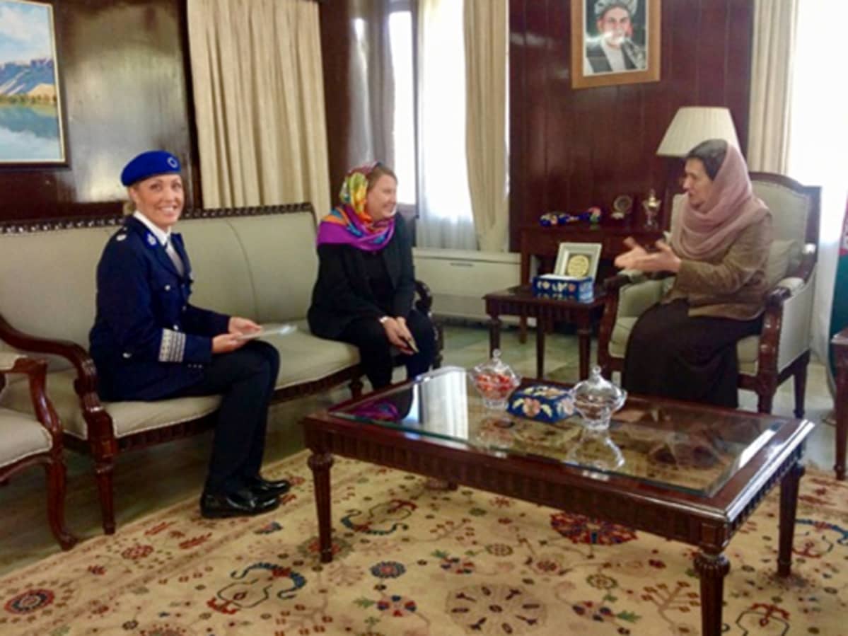 Oikealta vasemmalle: First Lady Ms. Rula Ghani, ulkoministeriön siviilikriisinhallinnan johtava asiantuntija Pia Stjernvall, poliisineuvonantaja Niina Koivisto Presidentin palatsissa luovuttamassa suosituksia kehittämistoimiksi.