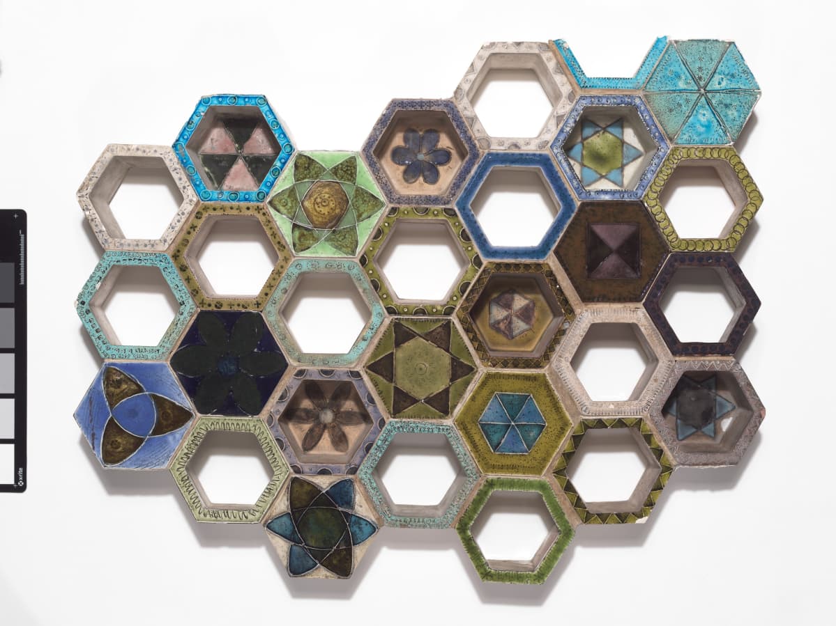 Rut Bryk, Keramiikkalaatat (Hexagon) 2.puoli, 1950-1959, keramiikkalaatta fajanssi,