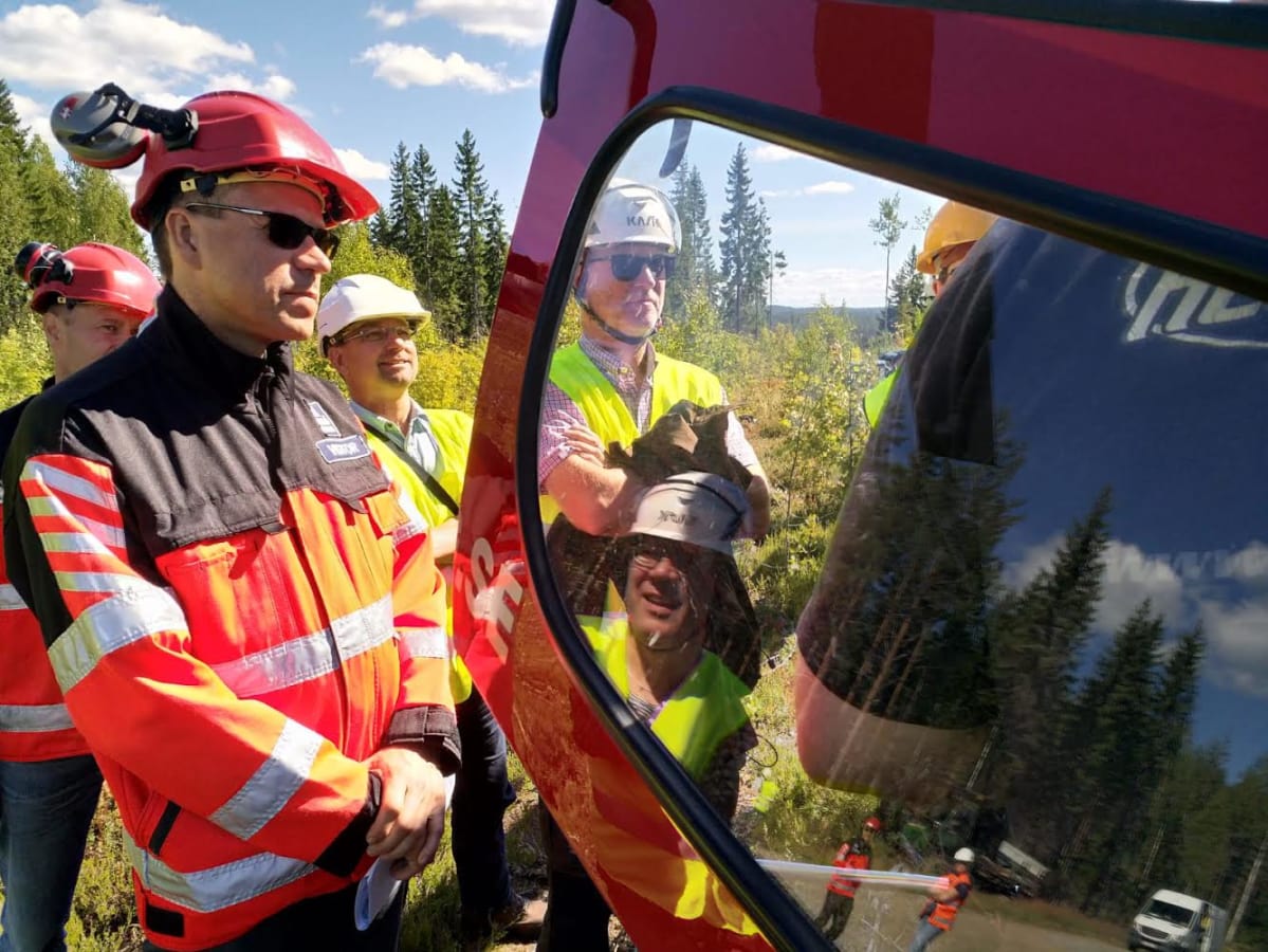 Yaran kaupallinen johtaja Timo Räsänen (vas.) sekä metsäyhtiö Tornatorin resurssipäällikkö Kauko Kärkkäinen ja toimitusjohtaja Sixten Sunabacka lannoitukseen käytettävän helikopterin ovella Liperin Vaiviossa elokuussa 2018.