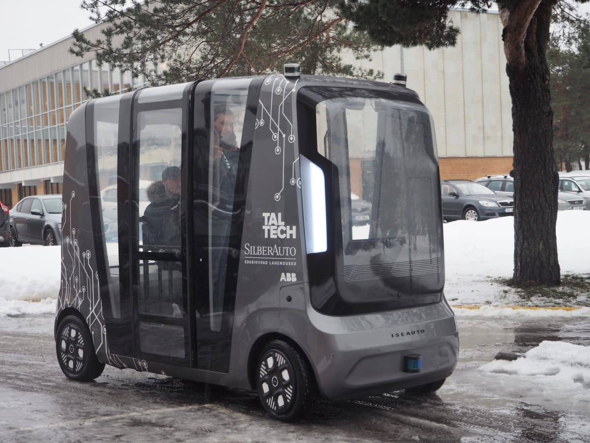Itseohjautuva minibussi on ohjelmoitu pysähtymään liikennevaloissa, välttämään esteitä ja tunnistamaan liikennemerkit.