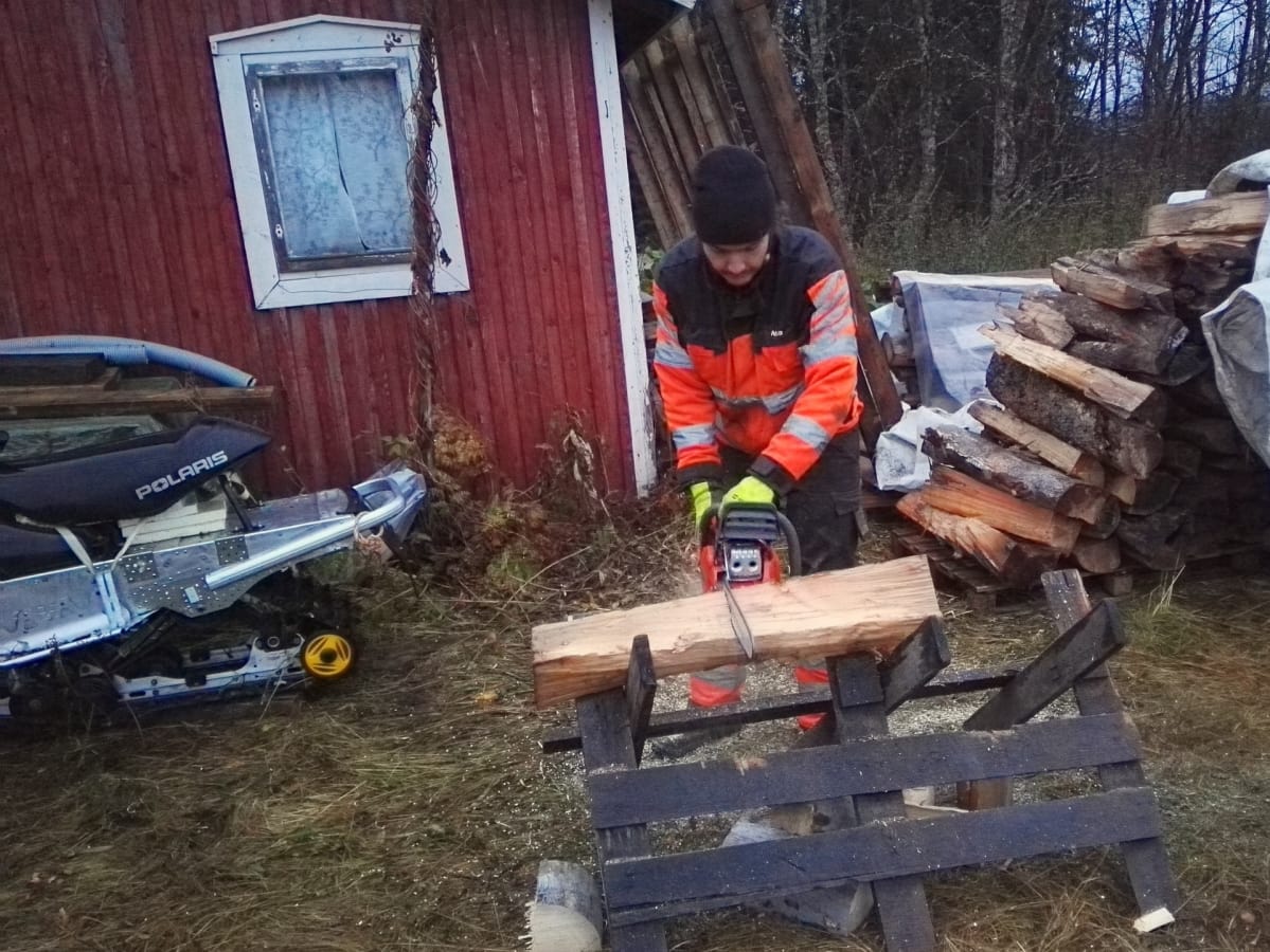 Niko Leppänen sahaa polttopuita