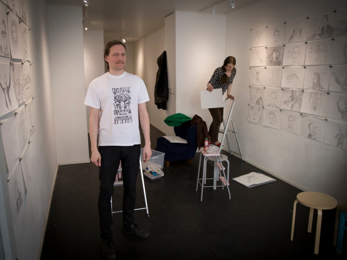 Närekangas ripustaa näyttelyään galleriassa
