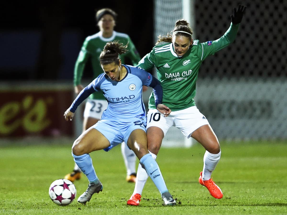 Nora Heroum (oik.) ja Carli Lloyd