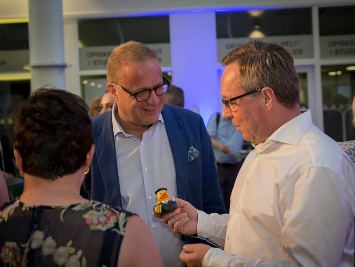 Elinkeinoministeri Mika Lintilä onnitteli ankalla Lahden tulevaa kaupunginjohtajaa Pekka Timosta.