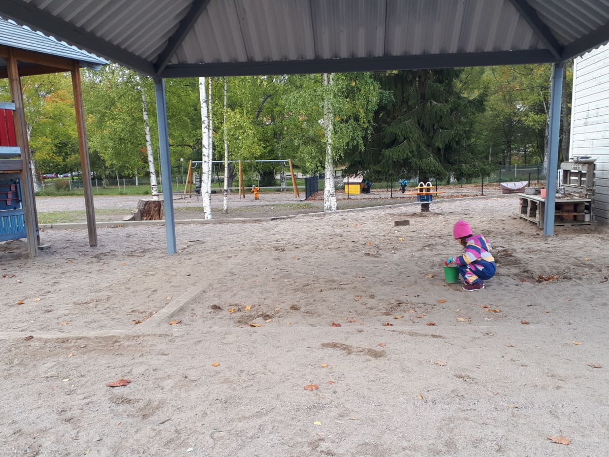 Lapsi leikkii hiekkalaatikolla