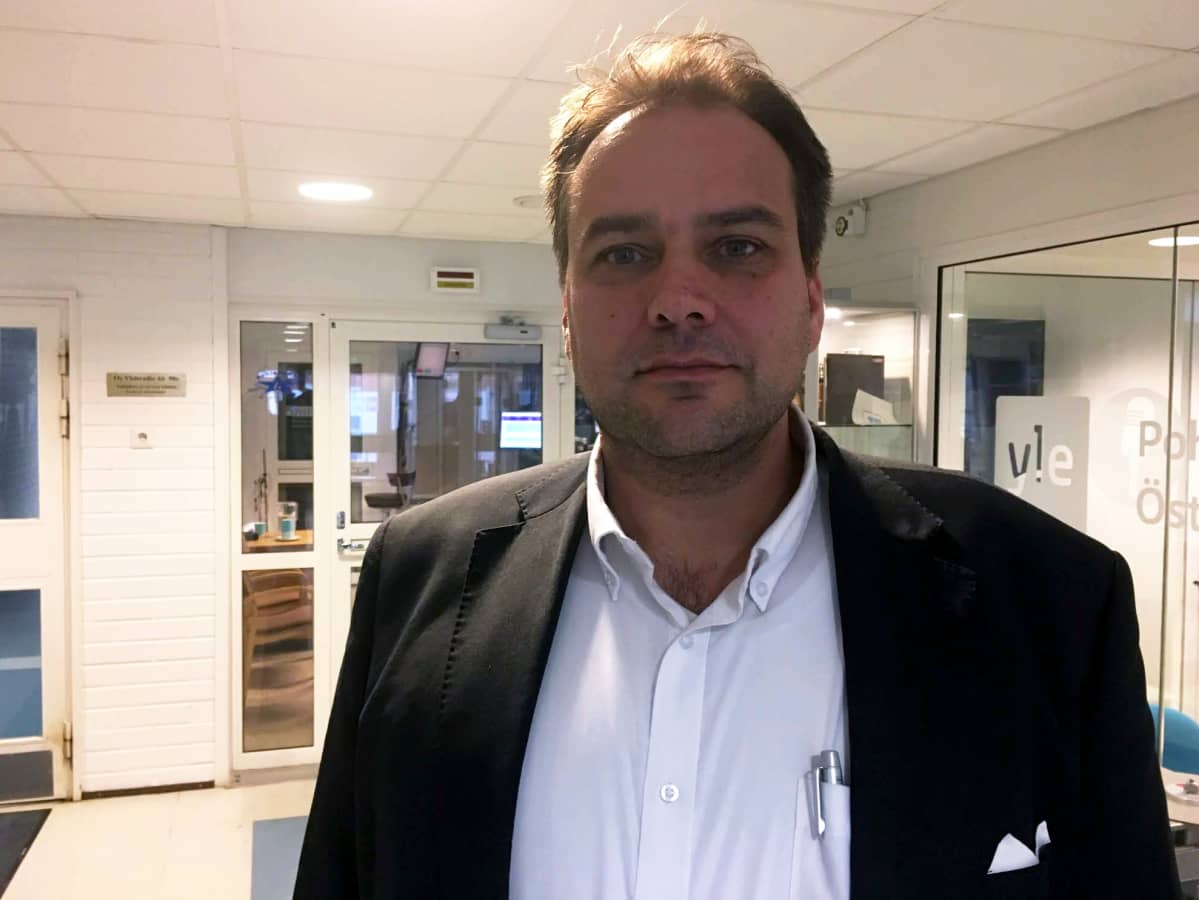 Turkiseläinten kasvattajainliiton tiedotuspäällikkö Steven Frostdahl Vaasan toimipisteestä pitää alan omavalvontaa tehokkaana.