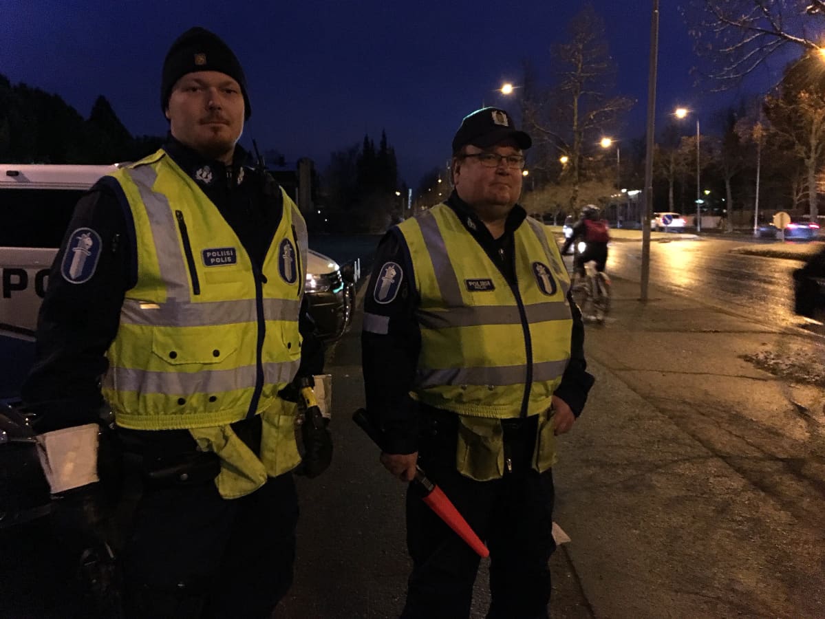 Liikennepoliisit Ari Jussila (vas.) ja Juha Husari Pohjanmaan poliisista valvomassa aamuliikennettä Seinäjoella.