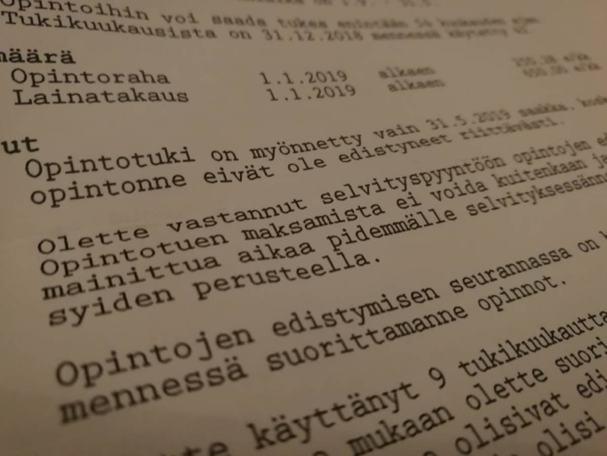 Tekstiä kelan paperilla.