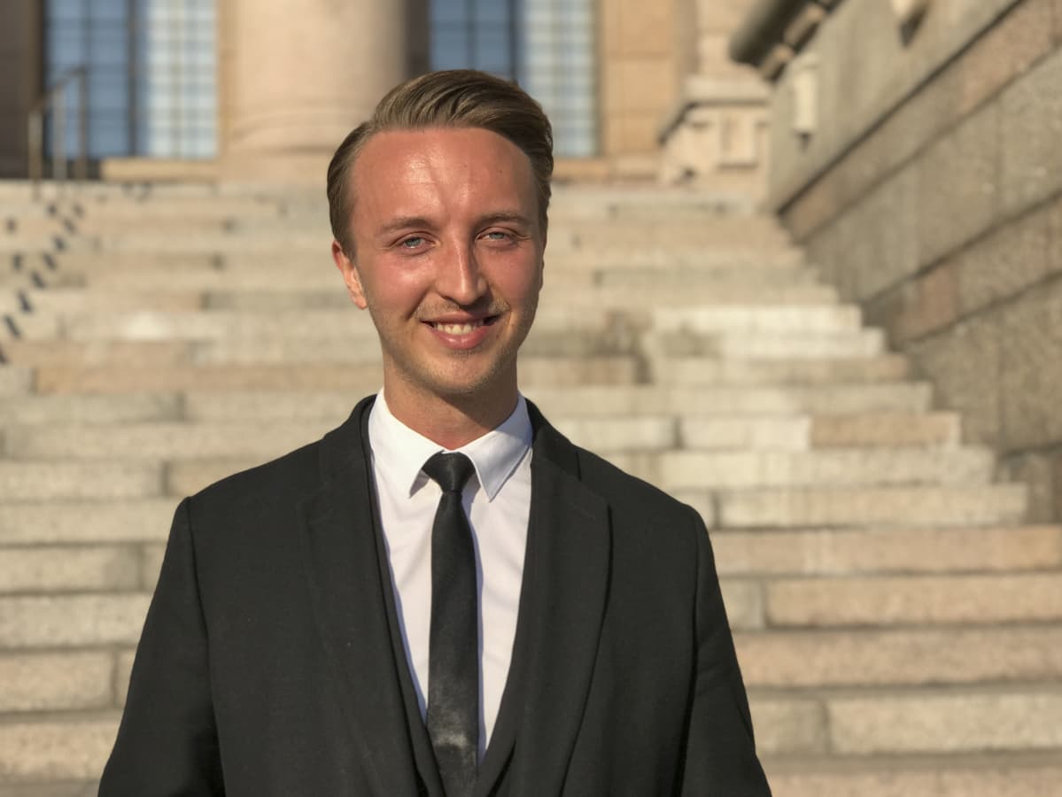 Ilmari Nurminen (SDP) eduskuntatalon edessä