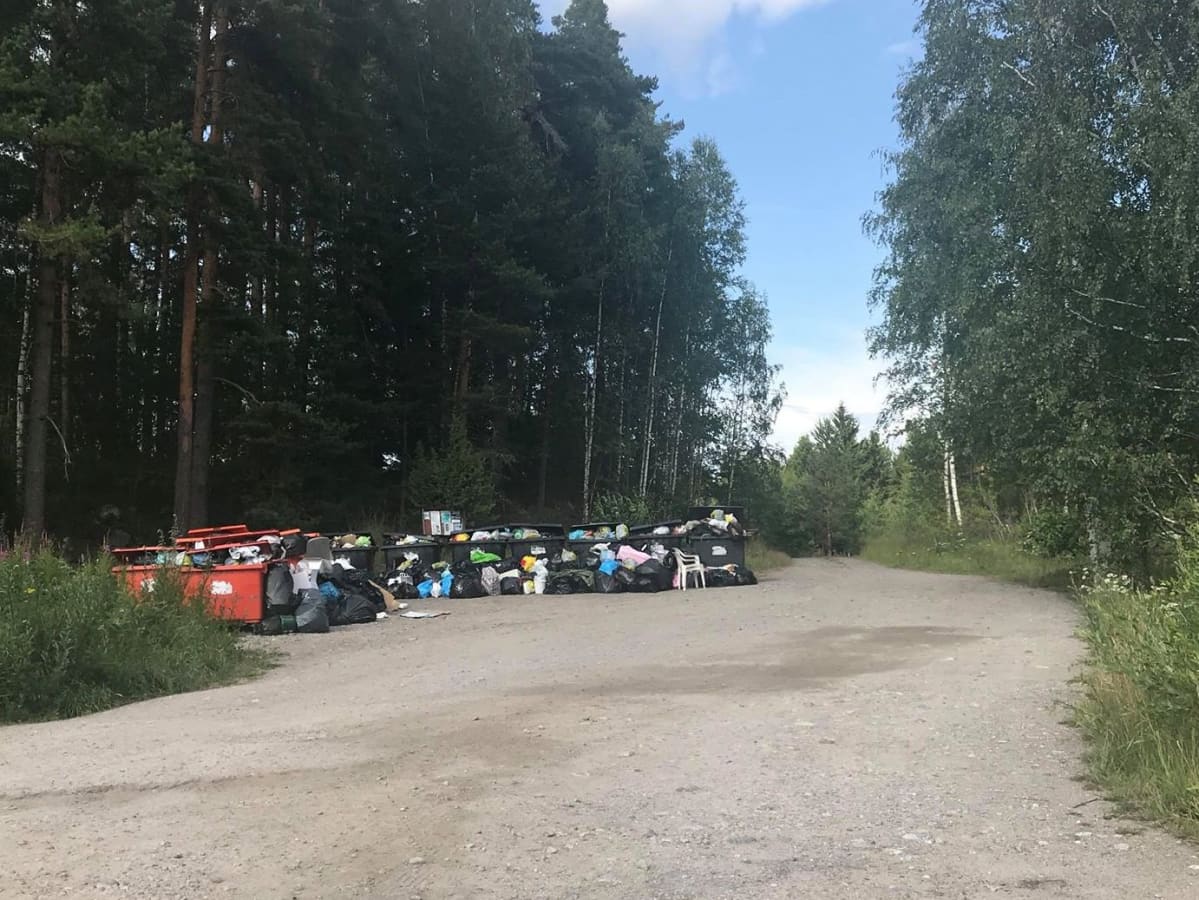 Kasa roskia roskapisteen vieressä Sysmässä.