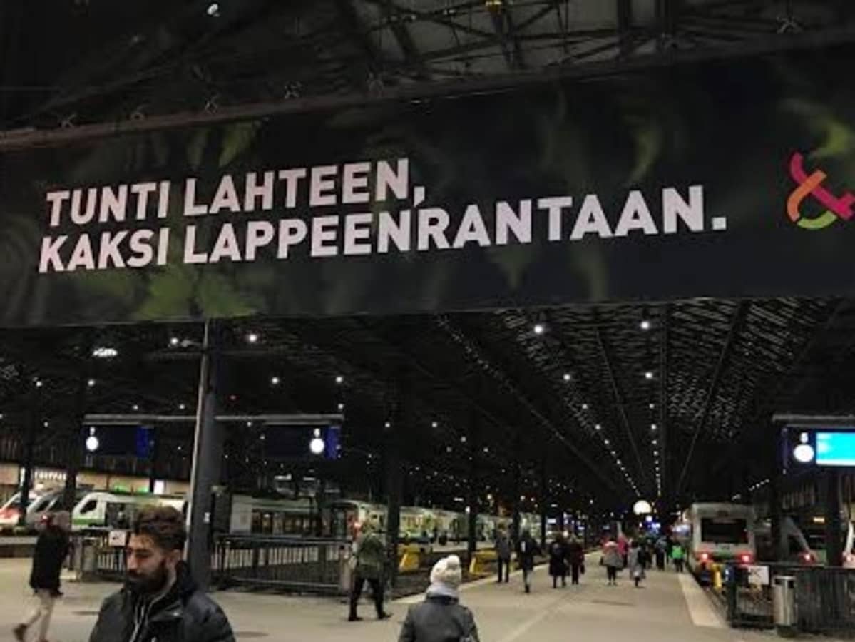 LUT-yliopiston mainos Helsingin rautatieasemalla