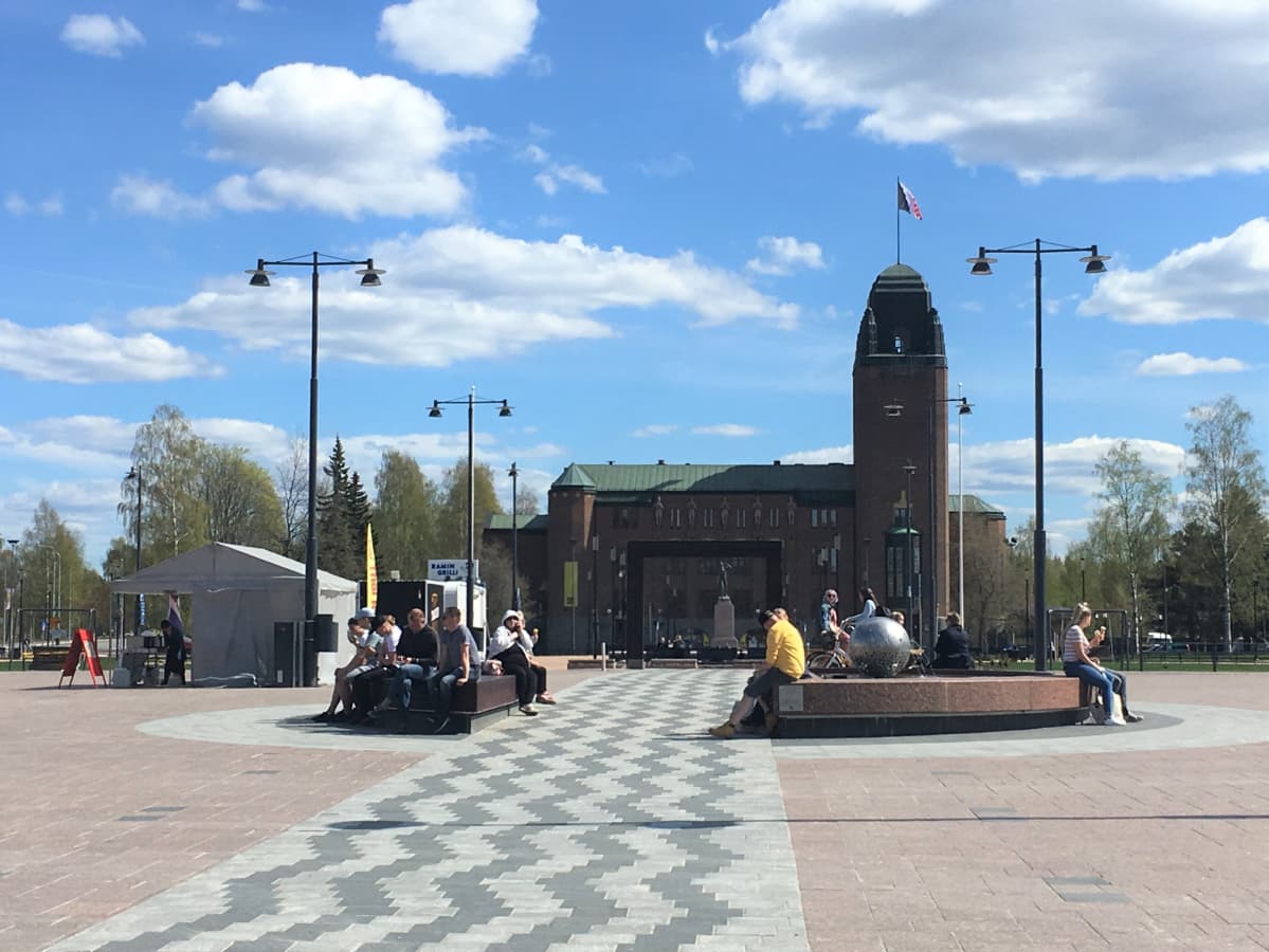 Näkymä Joensuun torilta kaupungintalolle päin.
