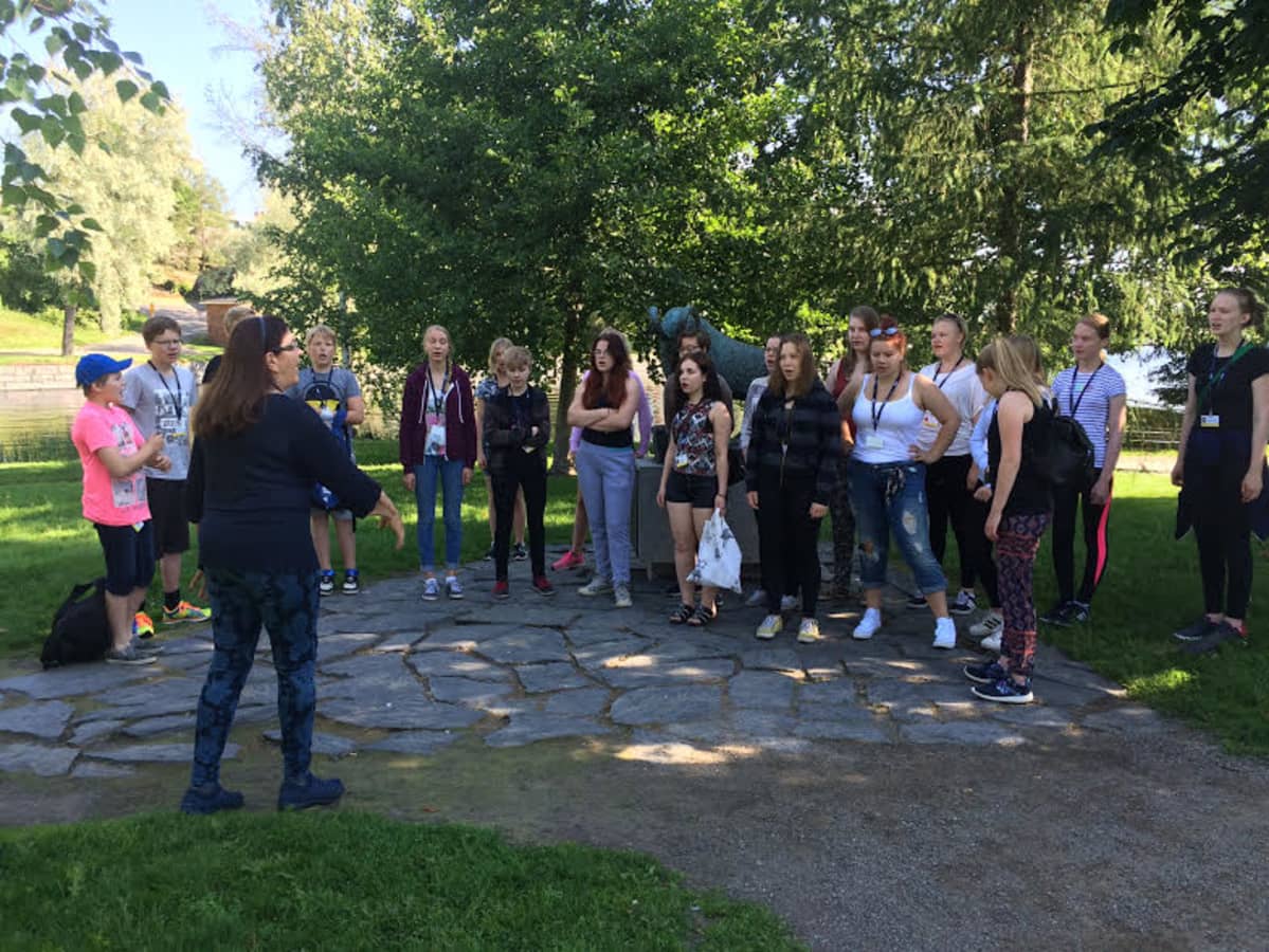 Savonlinnan oopperan lapsikuoro laulaa linnan vieressä, Tallisaarella.