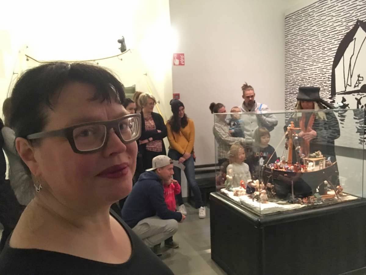 Museonjohtaja Taina Myllyharju ja yleisöä.