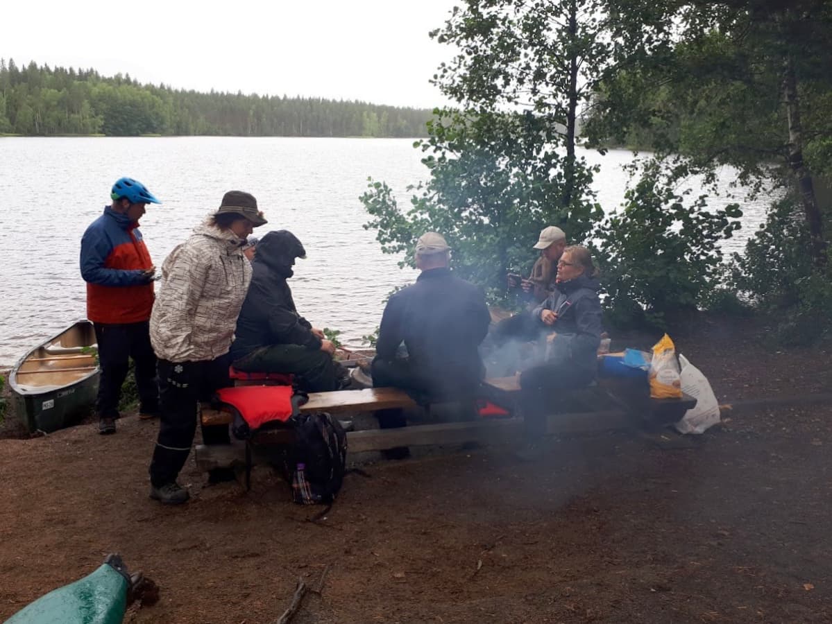 Ihmisiä nuotiolla.