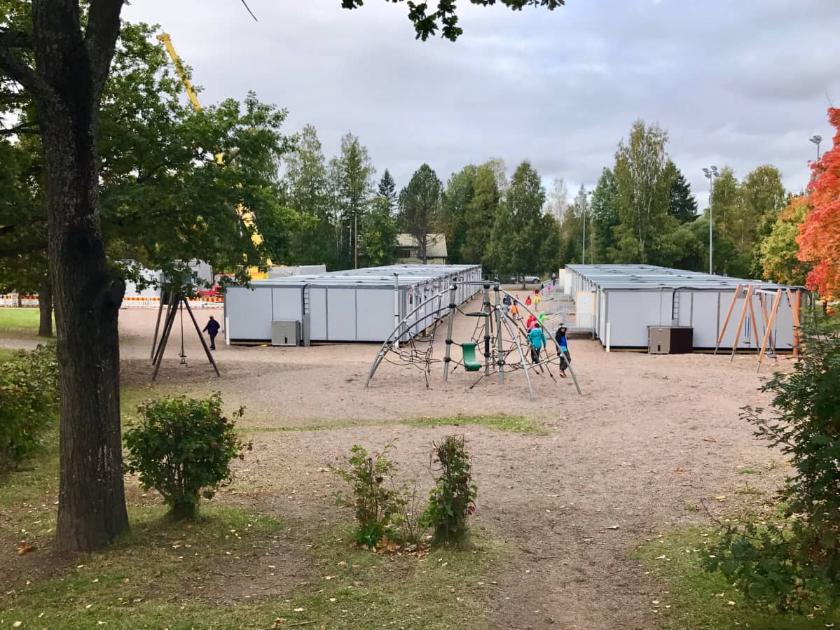 Parakkeja Vuokkoharjun koulun pihalla