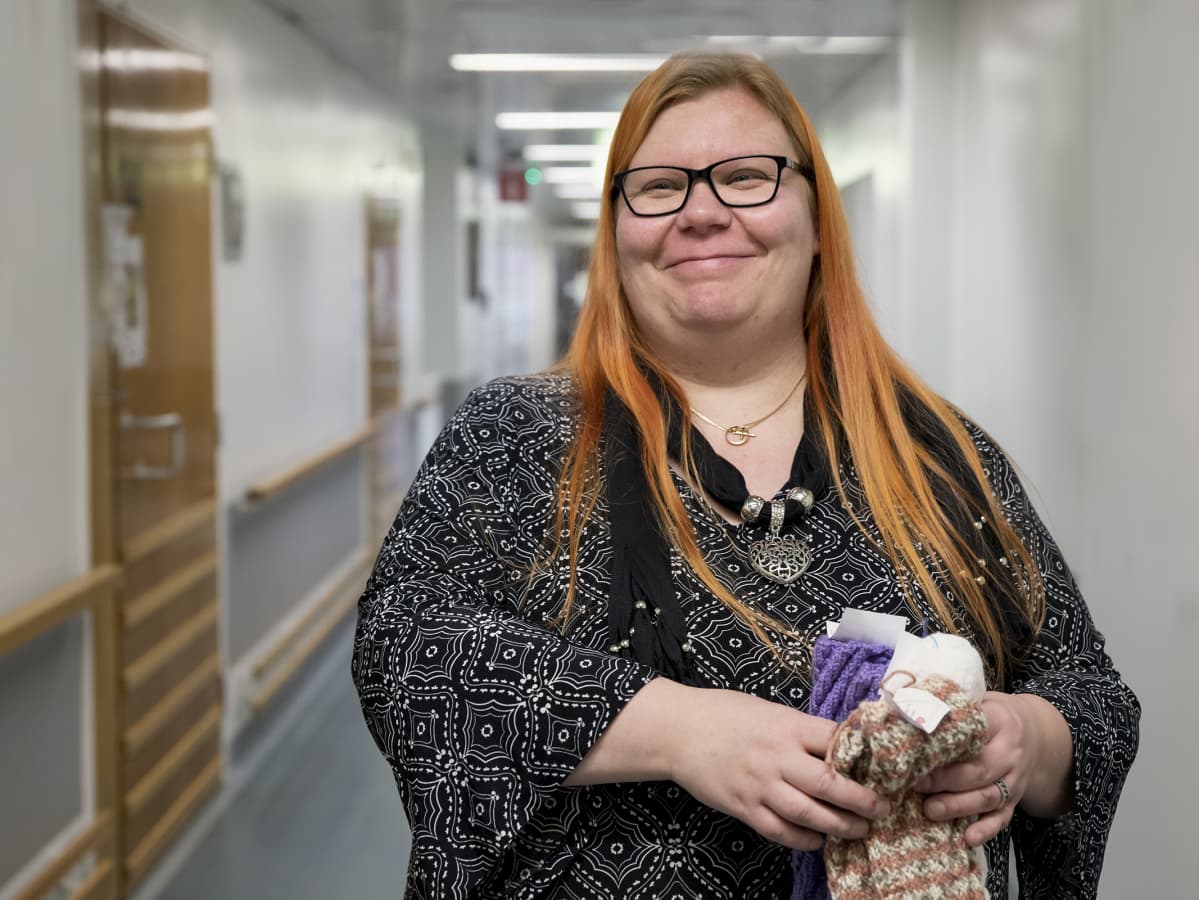 Tanja Mertanen kuopiolaisen Lehtolakodin käytävällä.