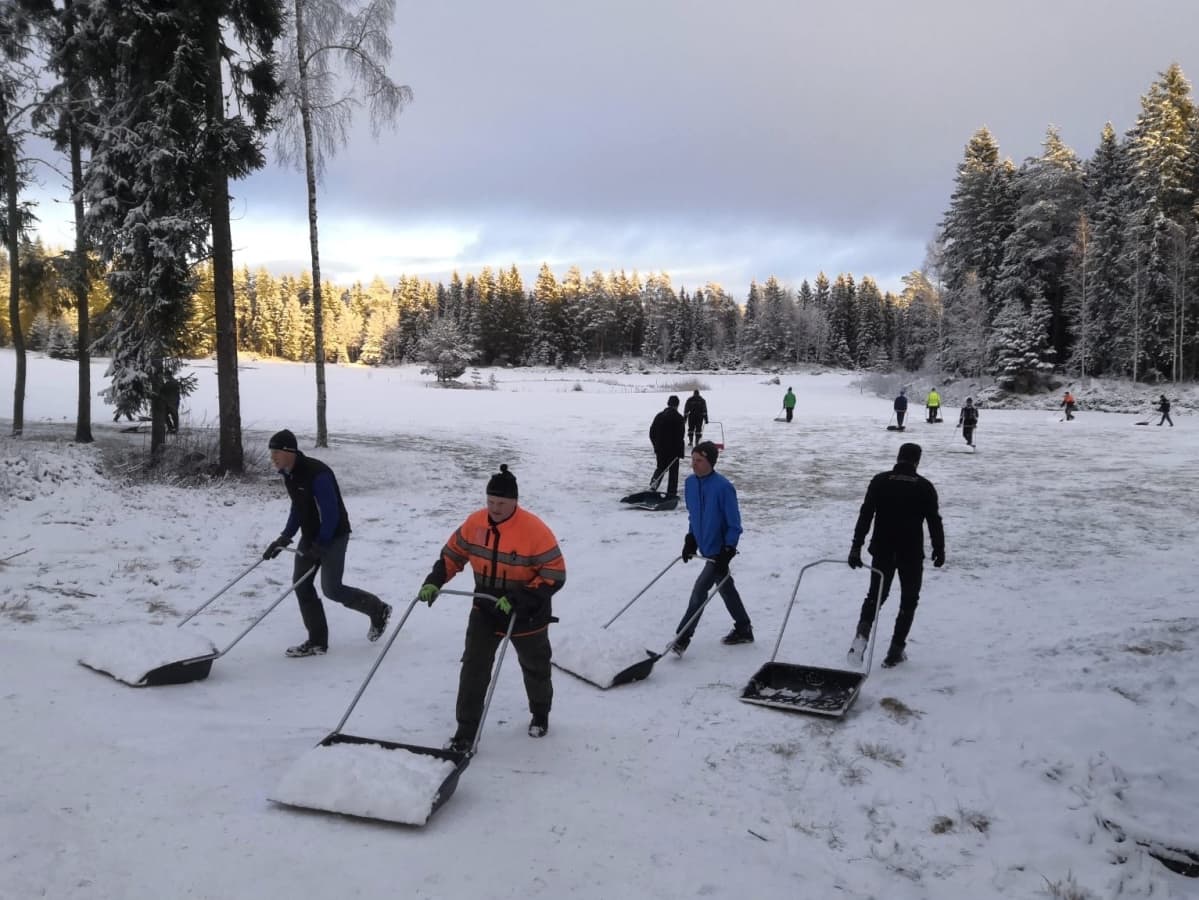 Vöyriläiset kolasivat satanutta lunta hiihtoladulle talkoovoimin.