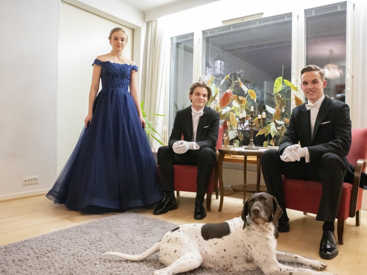 Hilla, Sisu ja Otso Mikkilä valmistautumassa vanhojentansseihin.