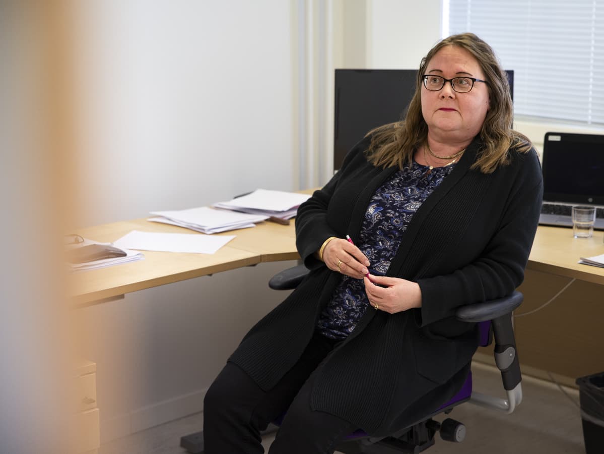 Jyväskylän kaupungin vammaispalveluiden palvelupäällikkö Päivi Junnilainen istuu työhuoneessaan tummissa vaatteissa.