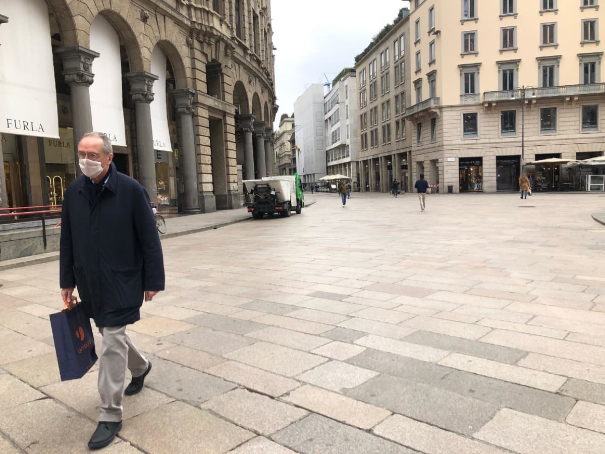 Milanon keskustan kävelykadulla, Corso Vittorio Emanuelella oli maanantaina autiota.