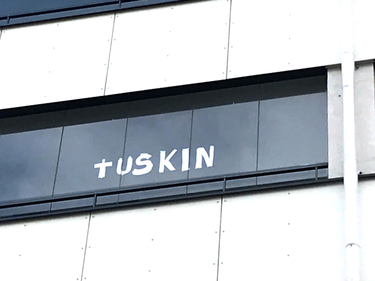Parvekkeenlasissa tekstiä.