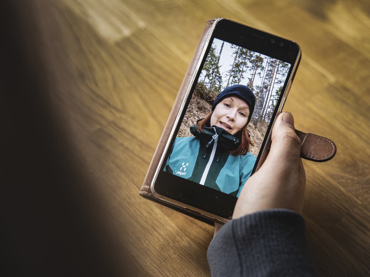 Oppilaanohjaaja Saara puhuu kännykän ruudulla.