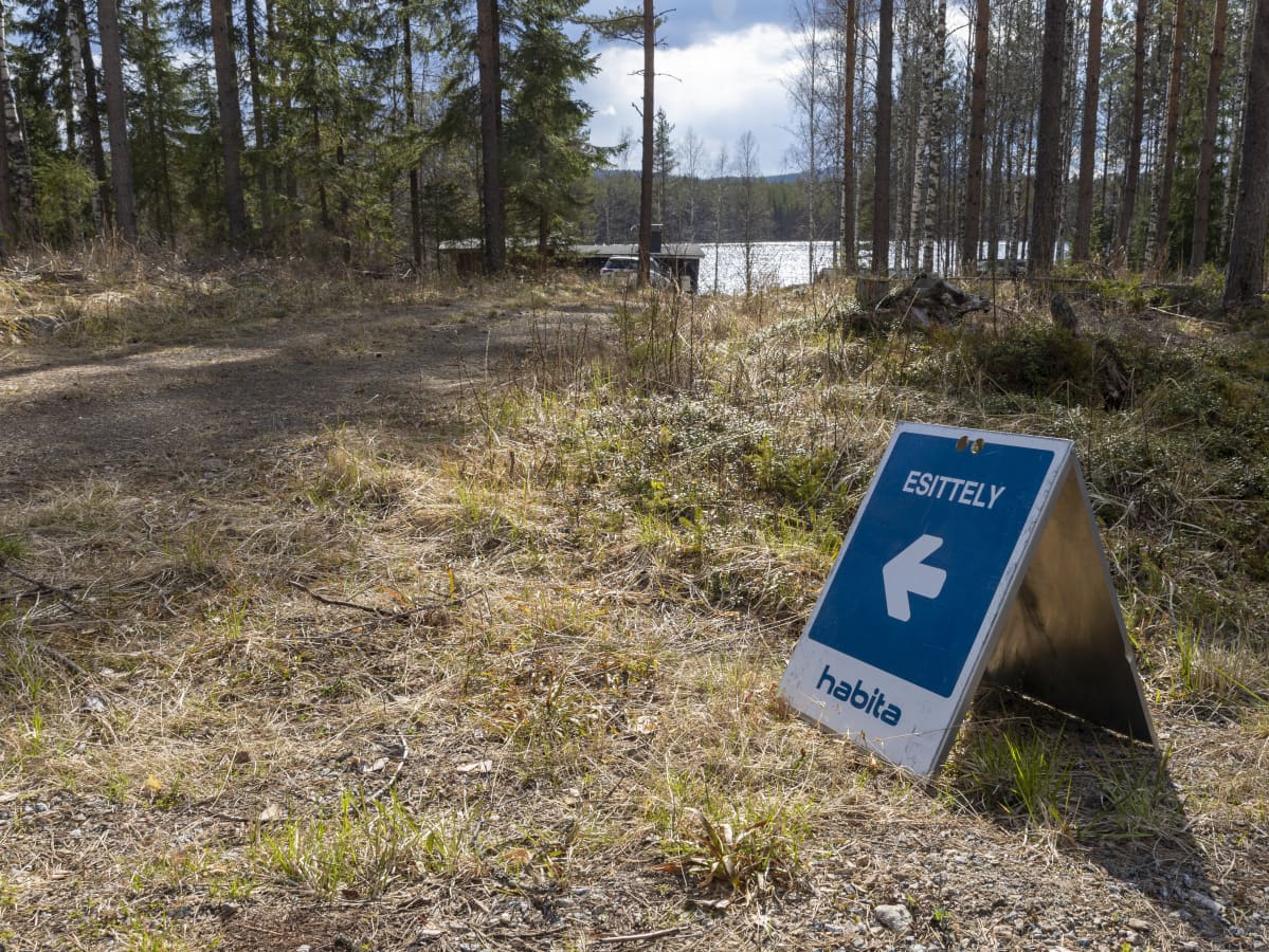 Esittelykyltti mökkitien varrella.
