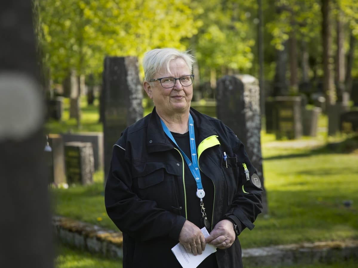 Liisa Kontunen Jyväskylän vanhalla hautausmaalla.