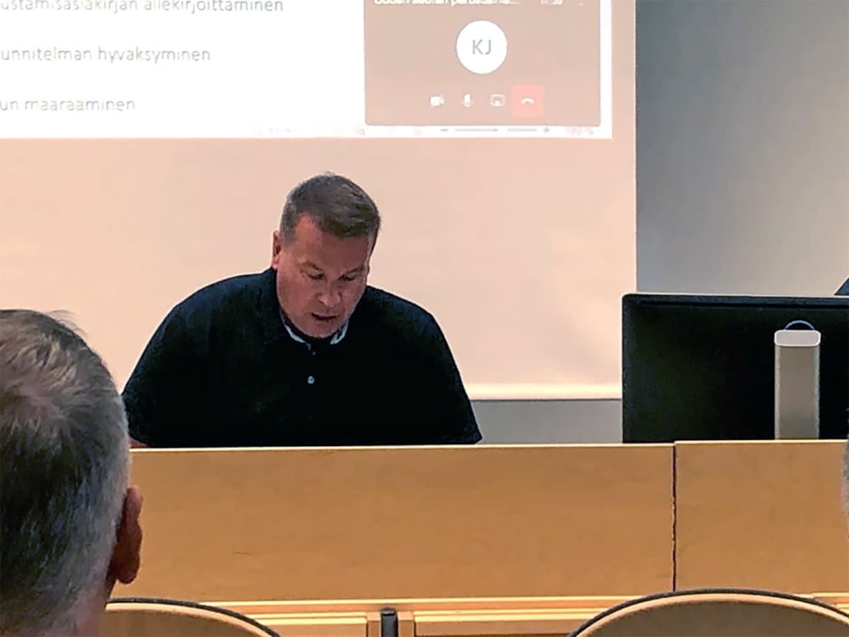 Juha Kalajanniska esittelemässä seuran suunnitelmia perustamiskokouksessa.