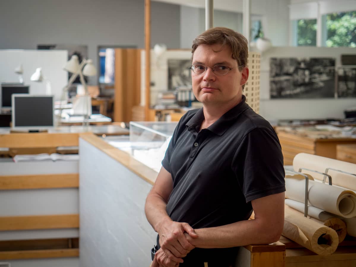 Arkkitehti Jonas Malmberg työpaikallaan Alvar Aallon ateljeessa.