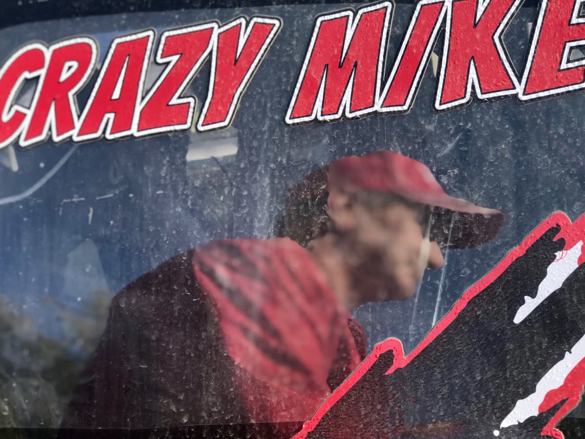 Rallikuskin kuva heijastuu auton ikkunalasista ja yllä on teipattu teksti, jossa lukee crazy mike