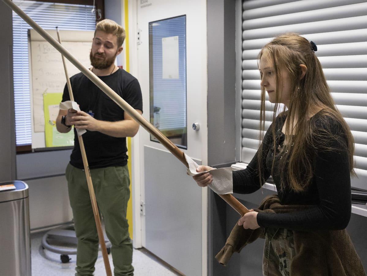Markus Niska ja Kia Vinqvist desinfioivat biljardimailoja pelin jälkeen.