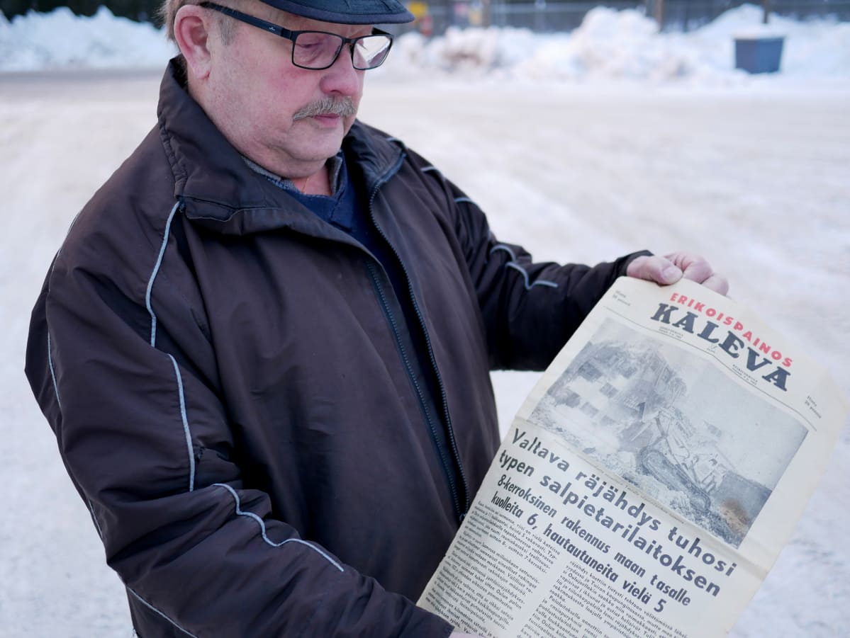 Mauri Kangasluoma on säästänyt onnettomuudesta kertovan Kalevan erikoispainoksen.