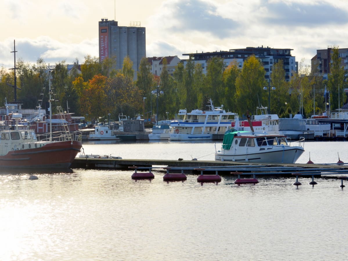 Satama kuvattu Saksalan suunnasta.