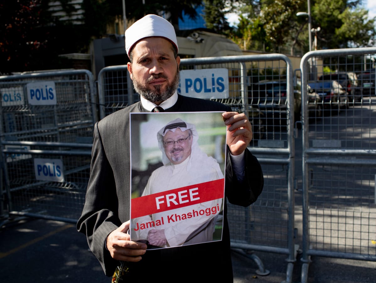 Protestoija pitää kädessään saudijournalisti Jamal Khashoggin kuvaa Saudi-Arabian konsulaatin edessä Istanbulissa 5.10.2018.