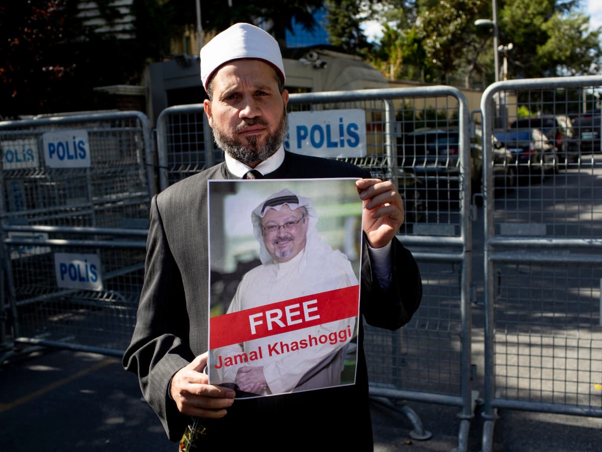 Protestoija pitää kädessään saudijournalisti Jamal Khashoggin kuvaa Saudi-Arabian konsulaatin edessä Istanbulissa 5.10.2018.
