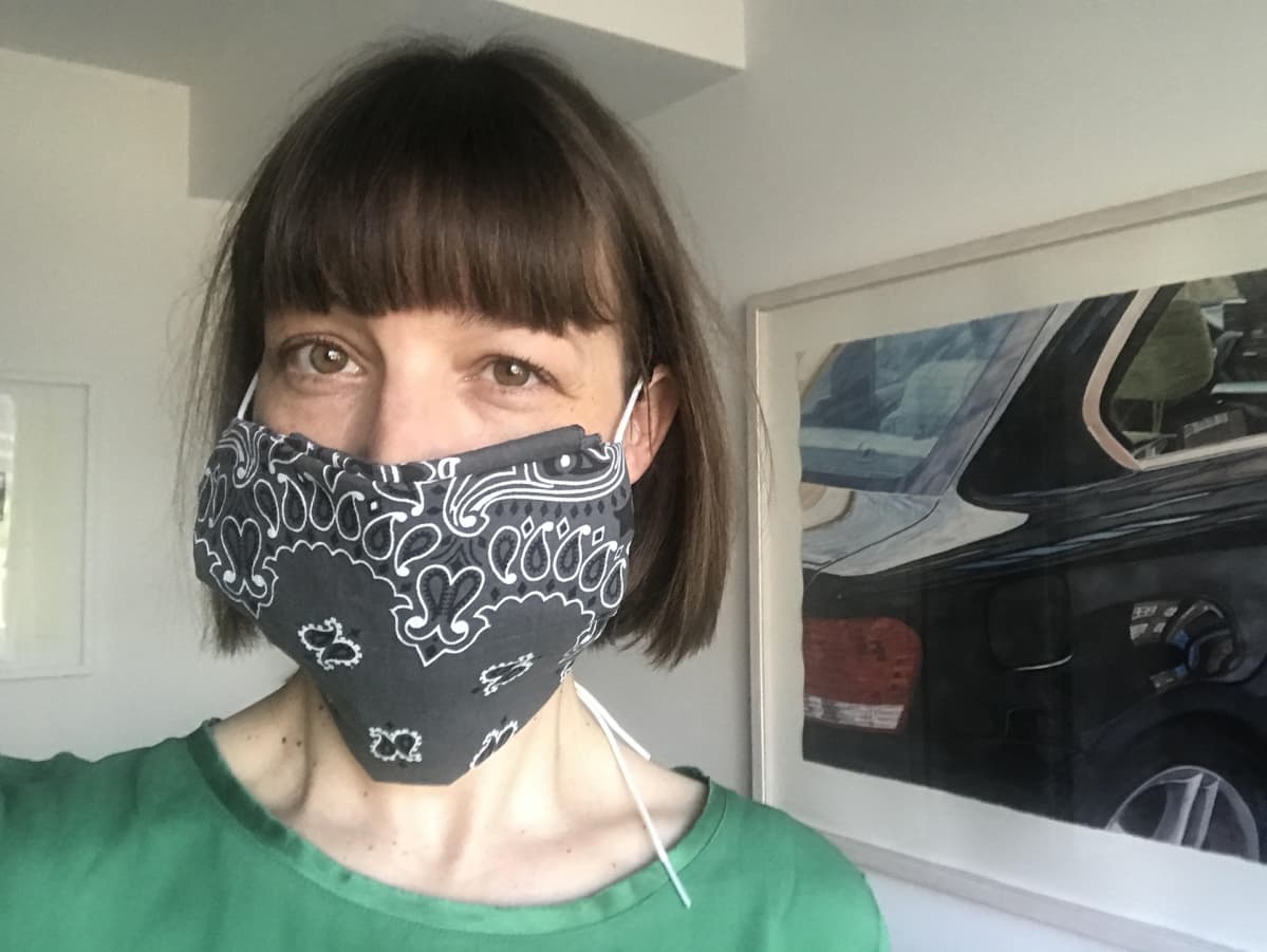 Kirsi Joenpolvi teki itselleen Yhdysvaltain terveysviranomaisten suosituksen mukaisesti huivista hengityssuojan, jota hän käyttää kauppareissuilla ja juoksulenkillä.