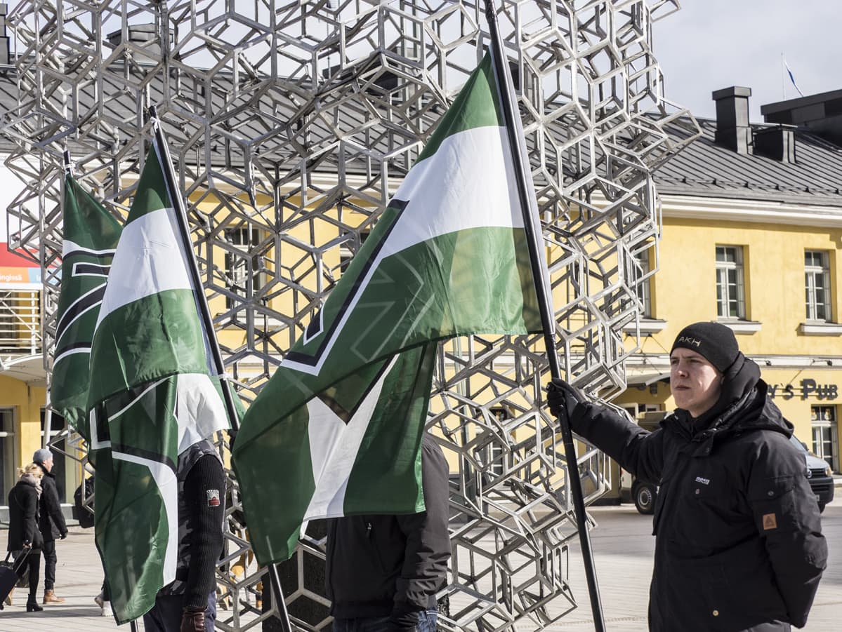 Vastarintaliike Helsingin Kampin torilla.